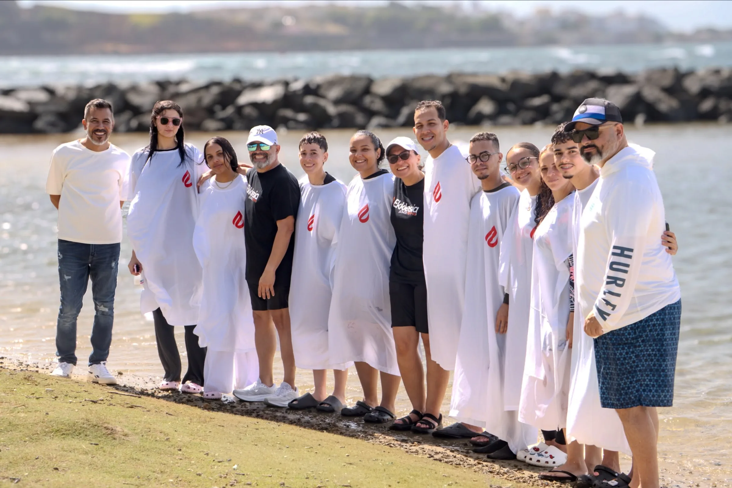Personas reunidas durante un bautismo en Ekklesia