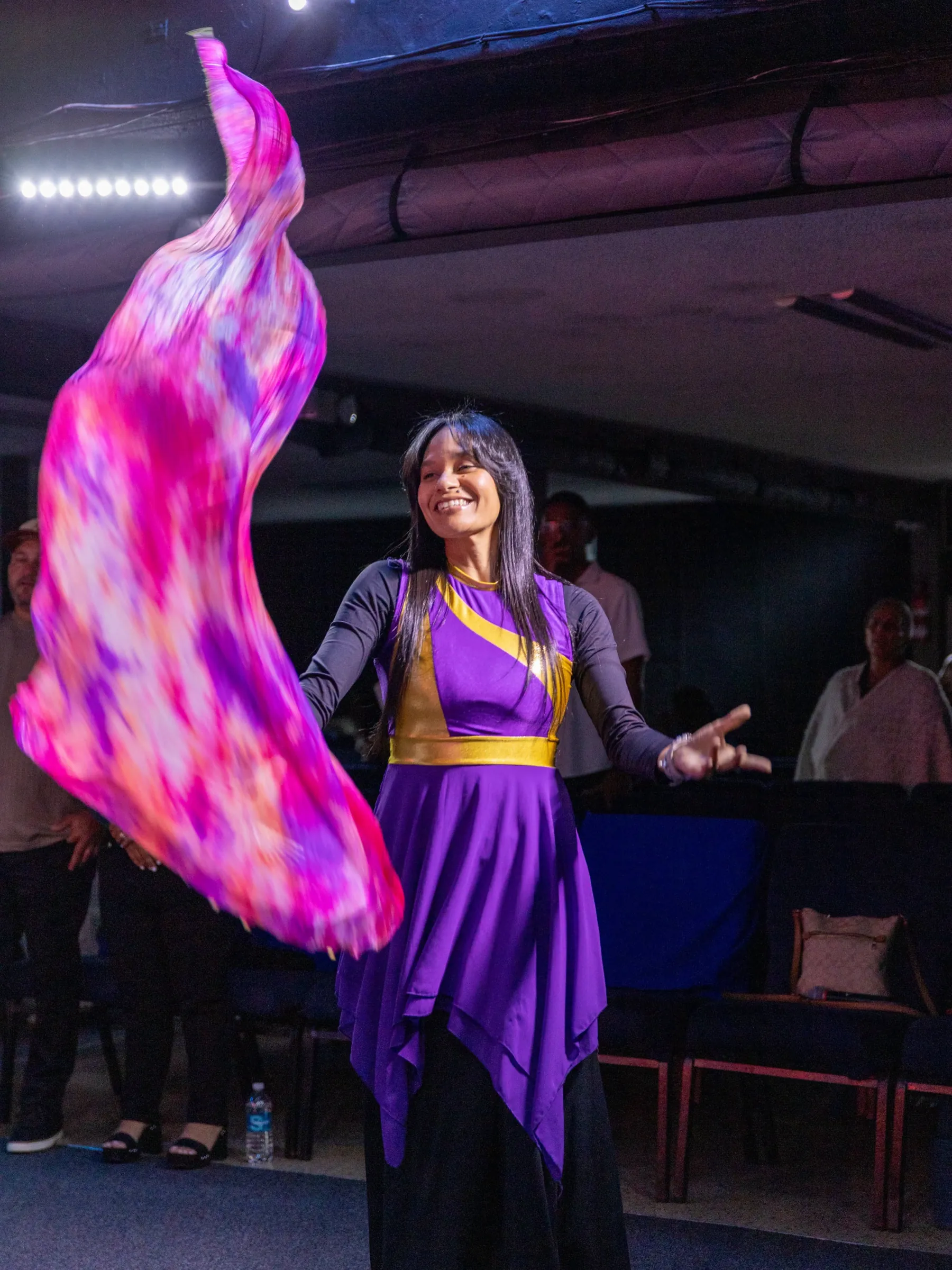 Expresión de danza con bandera durante la adoración